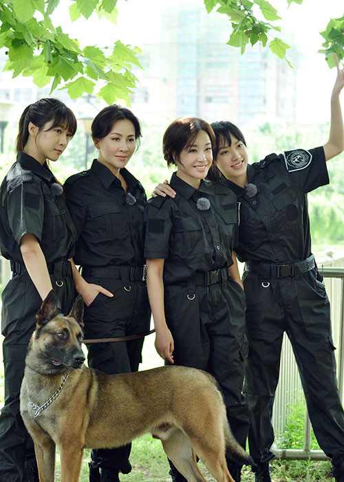 Hình ảnh Lưu Hiểu Khánh bên Lưu Gia Linh (thứ hai bên trái) trên phim trường “Cầu mong người trường thọ”.