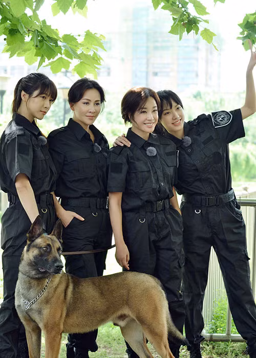 Hình ảnh Lưu Hiểu Khánh bên Lưu Gia Linh (thứ hai bên trái) trên phim trường “Cầu mong người trường thọ”.