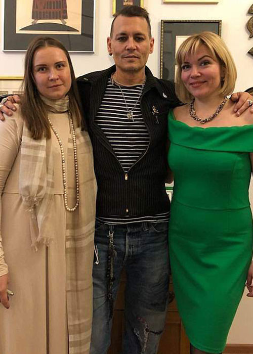 Johnny Depp rất thân thiện với người hâm mộ. Ảnh: DM