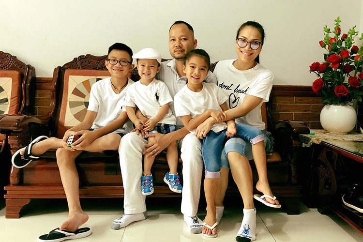 Vợ chồng Hồng Ngọc đưa các con về Việt Nam thăm gia đình là một trong những tin tức sao Việt trong ngày 11/6.