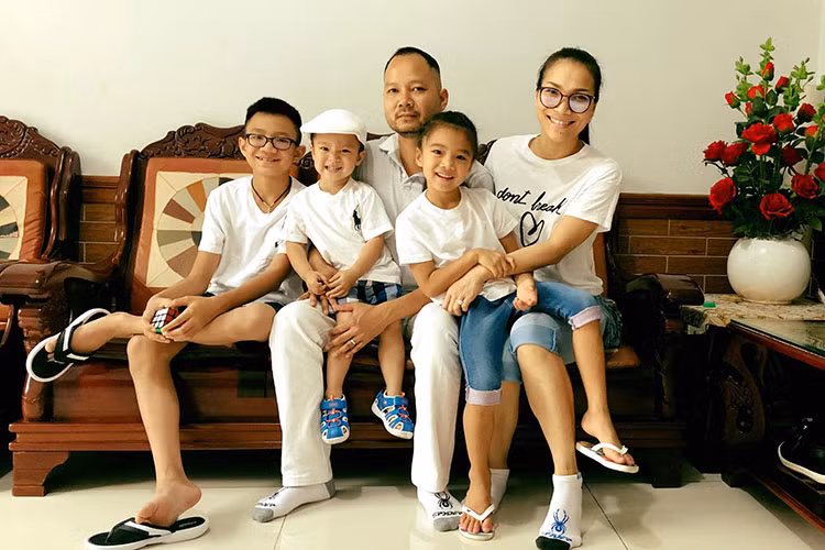 Vợ chồng Hồng Ngọc đưa các con về Việt Nam thăm gia đình là một trong những tin tức sao Việt trong ngày 11/6.