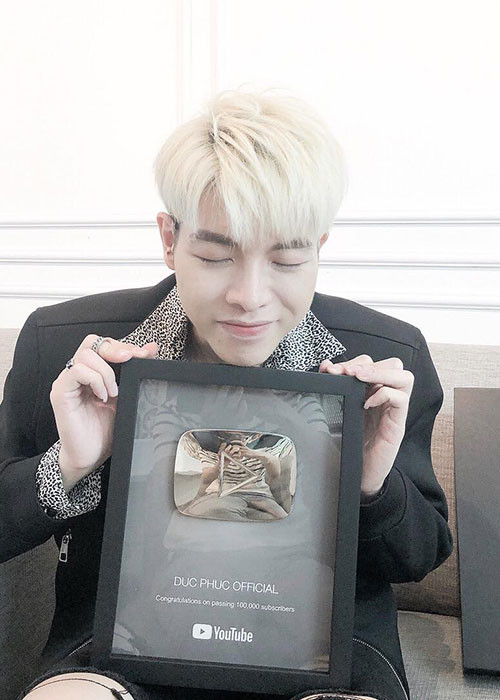 Đức Phúc khoe nhận được nút bạc từ Youtube.