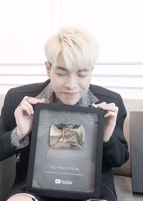 Đức Phúc khoe nhận được nút bạc từ Youtube.