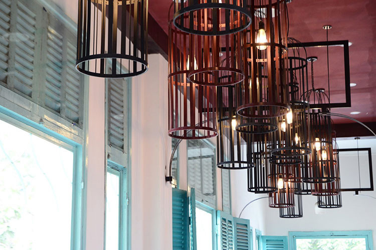 Bước vào đây sẽ cảm thấy ngay sự chuyển đổi không gian từ ồn ào sang tĩnh lặng. Quán bày trí rất đơn giản, khay trà, chén ấm, đĩa bánh… đều phảng phất nét thơ. Các món đồ uống có khá mềm, menu bánh ngọt đa dạng và hoa cũng có giá rất bình dân.