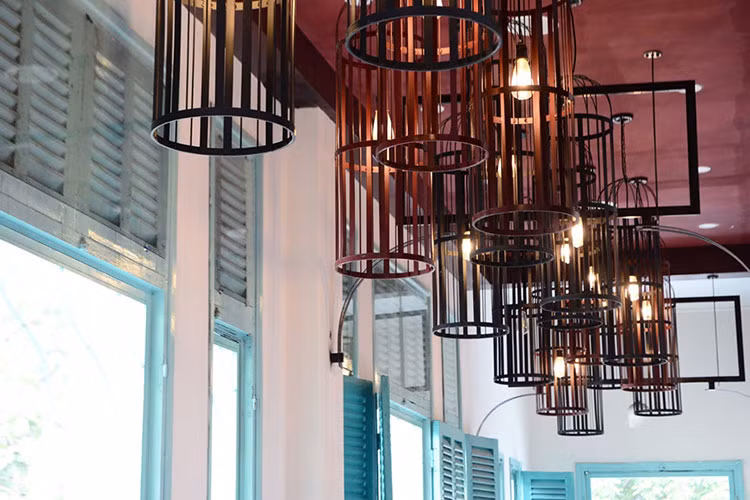 Bước vào đây sẽ cảm thấy ngay sự chuyển đổi không gian từ ồn ào sang tĩnh lặng. Quán bày trí rất đơn giản, khay trà, chén ấm, đĩa bánh… đều phảng phất nét thơ. Các món đồ uống có khá mềm, menu bánh ngọt đa dạng và hoa cũng có giá rất bình dân.