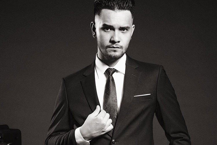 Nhikolai bụi bặm, nam tính trong một bộ ảnh.