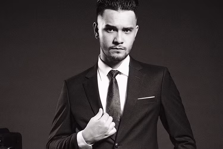 Nhikolai bụi bặm, nam tính trong một bộ ảnh.