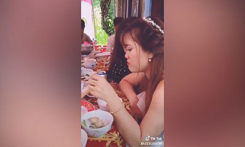 Hình ảnh Ngọc Thúy khóc trong lễ ăn hỏi khiến nhiều người hiểu nhầm.