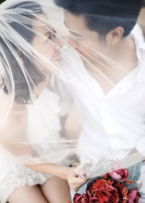 Vợ chồng Dương Thùy Linh bằng tuổi, quen nhau khi chơi chung một nhóm bạn cùng đi du học về.