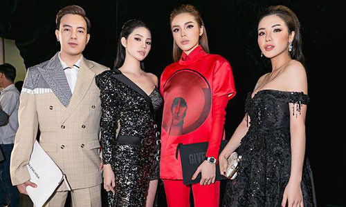 Trong tấm hình này, kiểu tóc và tone make-up của 3 người đẹp giống y chang nhau.