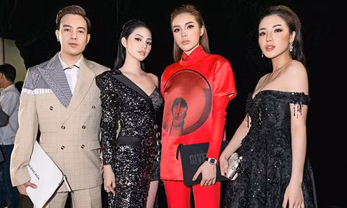 Trong tấm hình này, kiểu tóc và tone make-up của 3 người đẹp giống y chang nhau.