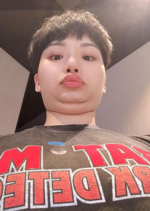 Miu Lê đăng tải khoảnh khắc hai cằm khiến fans cười té ghế.