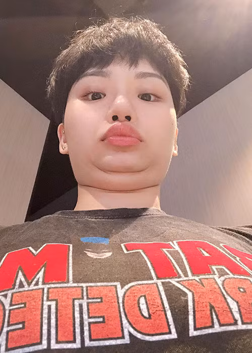 Miu Lê đăng tải khoảnh khắc hai cằm khiến fans cười té ghế.