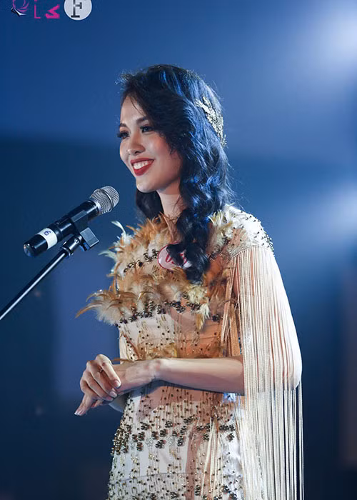 Thủy Tiên ghi điểm bởi nỗ lực giảm cân ngoạn mục cùng câu trả lời ứng xử xuất sắc về nạn ấu dâm trong chung kết Hoa khôi Ngoại thương 2018. Ảnh: Ftunews