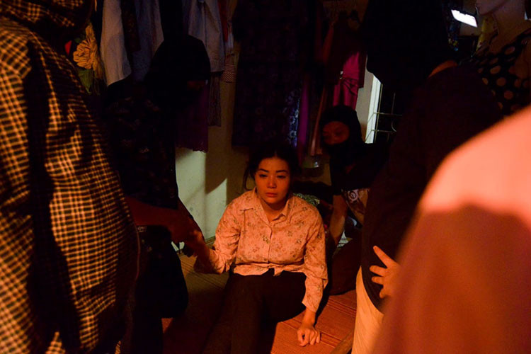 Cảnh quay lên sóng chỉ 5-7 phút nhưng Thanh Hương cùng ê-kíp phải vật lộn quay trong suốt 4 tiếng đồng hồ từ 20h đến 24h trong thời tiết nóng nực. Ảnh: Zing