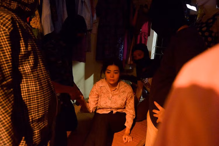 Cảnh quay lên sóng chỉ 5-7 phút nhưng Thanh Hương cùng ê-kíp phải vật lộn quay trong suốt 4 tiếng đồng hồ từ 20h đến 24h trong thời tiết nóng nực. Ảnh: Zing