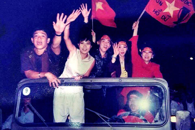 Năm 1995, Phương Thanh từng xuống đường ăn mừng đội tuyển bóng đá Việt Nam đạt huy chương bạc tại Đại hội Thể thao Đông Nam Á. Ảnh: FBNV