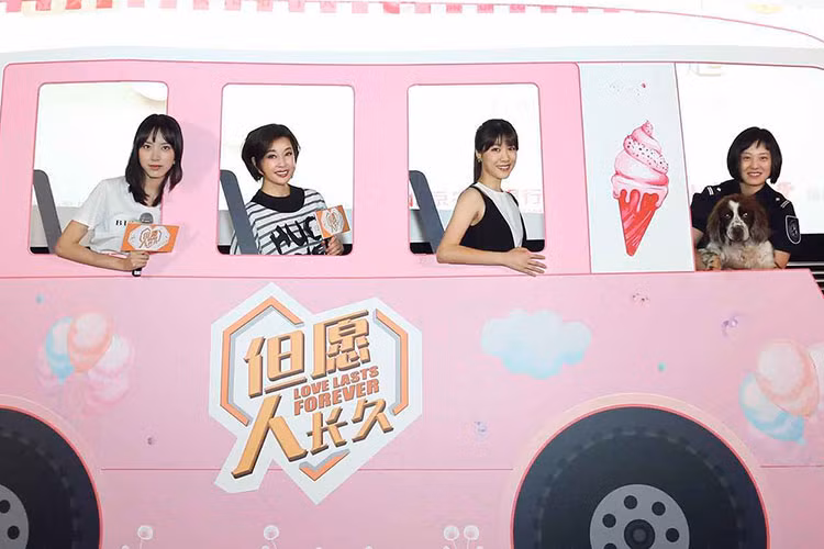 Lưu Hiểu Khánh được khán giả biết đến qua loạt phim “Phượng hoàng lửa”, “Lửa thiêu cung A Phòng”, “Võ Tắc Thiên”...