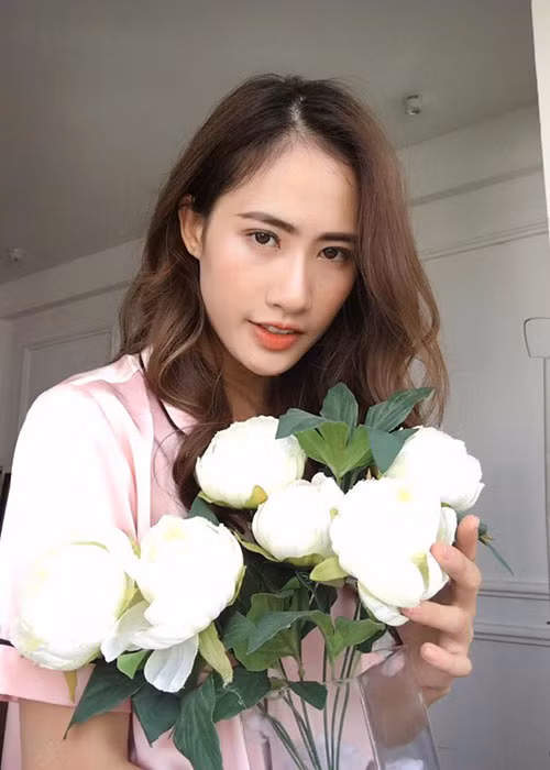 Thu Chiêu theo đuổi phong cách thời trang trẻ trung, sành điệu.