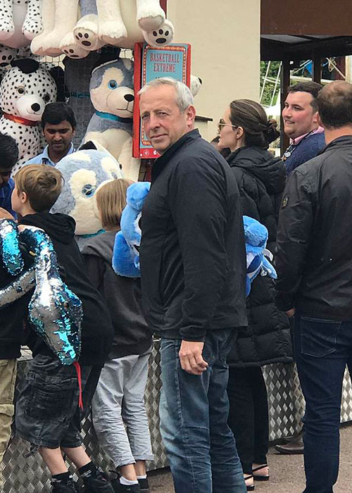 Angelina Jolie cùng các con tham gia nhiều trò chơi tại công viên.