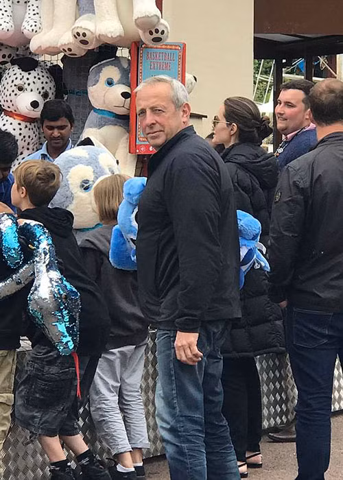 Angelina Jolie cùng các con tham gia nhiều trò chơi tại công viên.