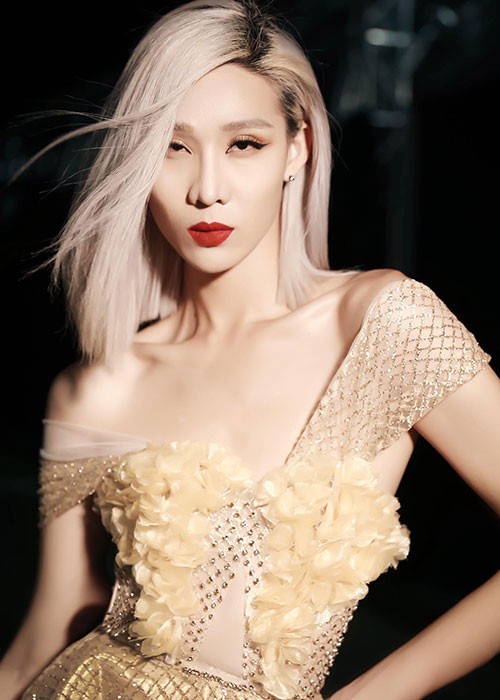 Trình diễn chuyên nghiệp, tự tin, chàng mẫu lưỡng tính Mid Nguyễn nhận được sự đồng ý của 2 giám khảo The Face Võ Hoàng Yến và Thanh Hằng.