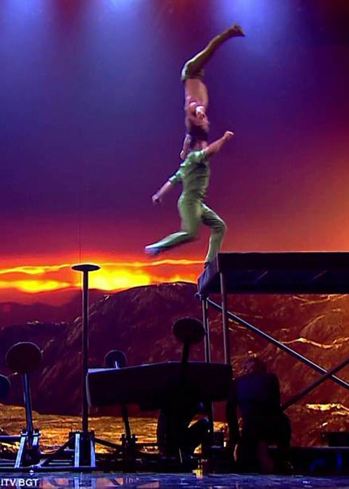 Quốc Cơ - Quốc Nghiệp thực hiện cú nhảy.