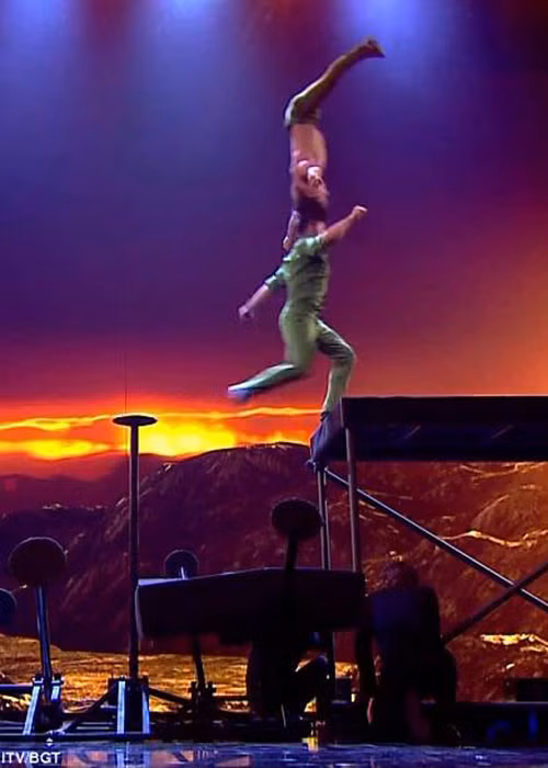 Quốc Cơ - Quốc Nghiệp thực hiện cú nhảy.