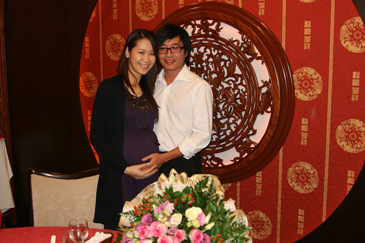 Là dân kinh doanh, ông xã của Dương Thùy Linh rất lãng mạn. Anh đã từng cầu hôn vợ với sự giúp sức của một chú cún con.