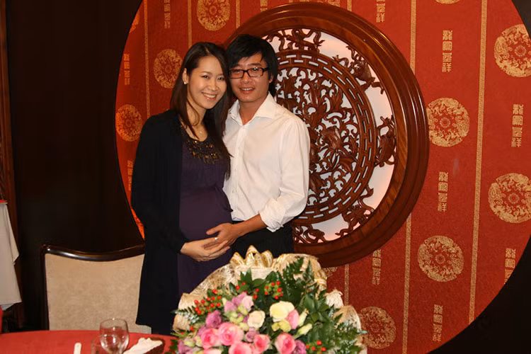 Là dân kinh doanh, ông xã của Dương Thùy Linh rất lãng mạn. Anh đã từng cầu hôn vợ với sự giúp sức của một chú cún con.