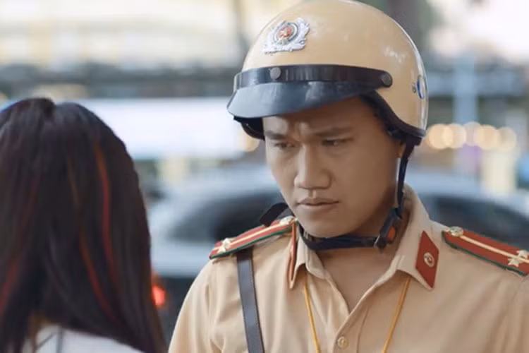 Không đóng vai chính nhưng Xuân Nghị hiện là diễn viên hot nhất phim "Ngày ấy mình đã yêu". Trong phim, Xuân Nghị đảm nhận vai chàng cảnh sát giao thông Đức "Cần trô" đáng yêu. Ảnh: VTV