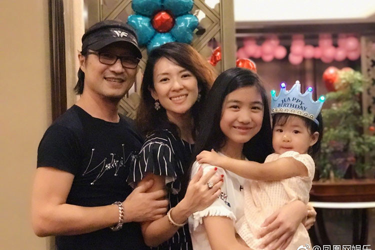 Đón sinh nhật, Uông Phong dành lời ngọt ngào cho Chương Tử Di: "Gia đình chúng ta luôn ở bên nhau trong ngày sinh nhật. Mỗi giây phút chúng ta dành cho nhau đều rất vui vẻ. Cảm ơn bà xã của anh".