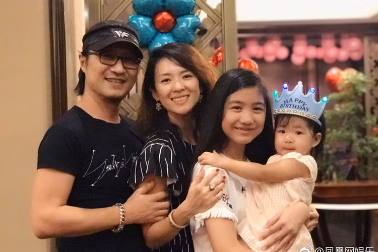 Đón sinh nhật, Uông Phong dành lời ngọt ngào cho Chương Tử Di: "Gia đình chúng ta luôn ở bên nhau trong ngày sinh nhật. Mỗi giây phút chúng ta dành cho nhau đều rất vui vẻ. Cảm ơn bà xã của anh".