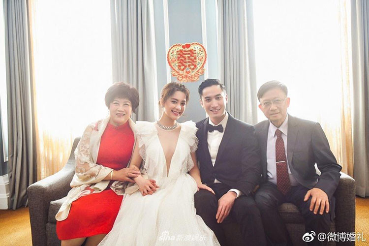 Vợ chồng Chung Hân Đồng chụp ảnh bên bố mẹ trong đám cưới ở Mỹ.