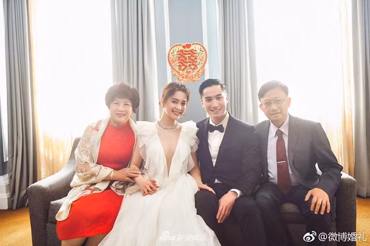 Vợ chồng Chung Hân Đồng chụp ảnh bên bố mẹ trong đám cưới ở Mỹ.