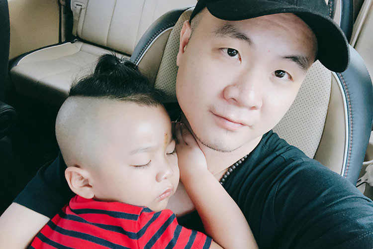 Con trai nuôi của NTK Đỗ Mạnh Cường đáng yêu bên bố.