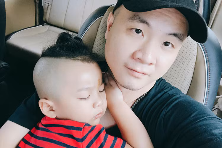 Con trai nuôi của NTK Đỗ Mạnh Cường đáng yêu bên bố.
