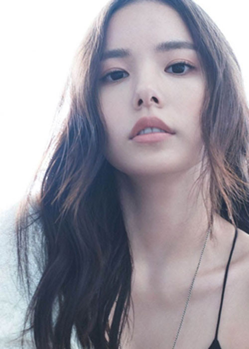 Cũng chính chiếc mũi thanh tú này là yếu tố giúp cho vẻ đẹp của bà xã Taeyang (Big Bang) thêm phần mong manh, thoát tục.