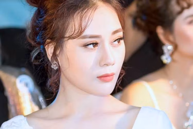 Nữ diễn viên sinh năm 1989 đẹp hút hồn tại một sự kiện. Ảnh: FBNV