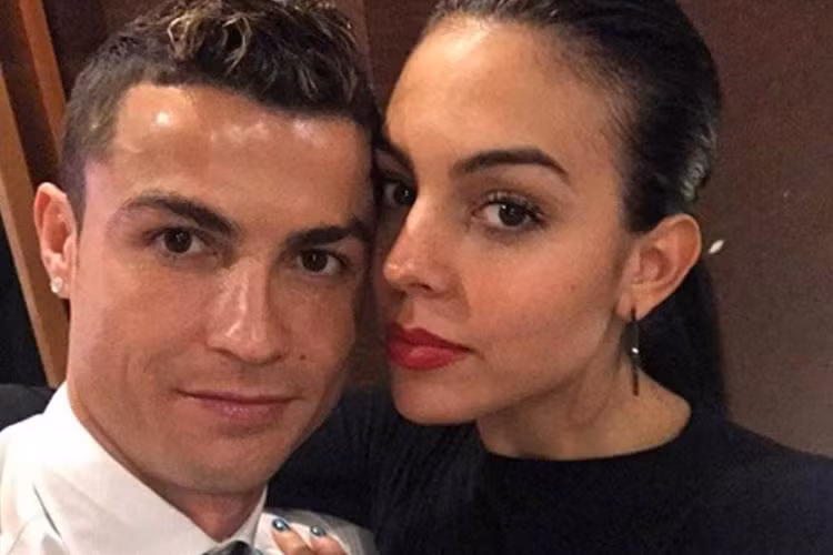 Cristiano yêu thương, chiều chuộng bạn gái xinh đẹp hết mực. Ảnh: FBNV