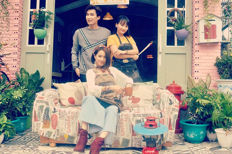 Bảo Thanh vụt sáng nhờ vai diễn trong "Sống chung mẹ chồng" năm 2017 còn Nhã Phương bắt đầu gây chú ý với vai diễn trong "Tuổi thanh xuân" năm 2015. Ảnh: FBNV