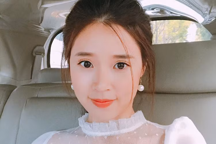 Midu tâm sự: “Nhìn vào mắt em và nói nhỏ em nghe anh nhìn thấy điều gì? Riêng em, hôm nay lại thấy buồn, một nỗi buồn không mang tên”.