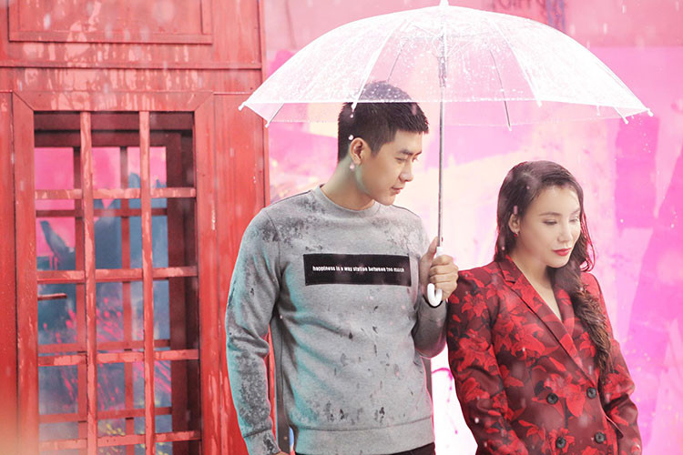 Hình ảnh nam người mẫu 8x trong MV của Hồ Quỳnh Hương ra mắt vào tháng 5/2018.