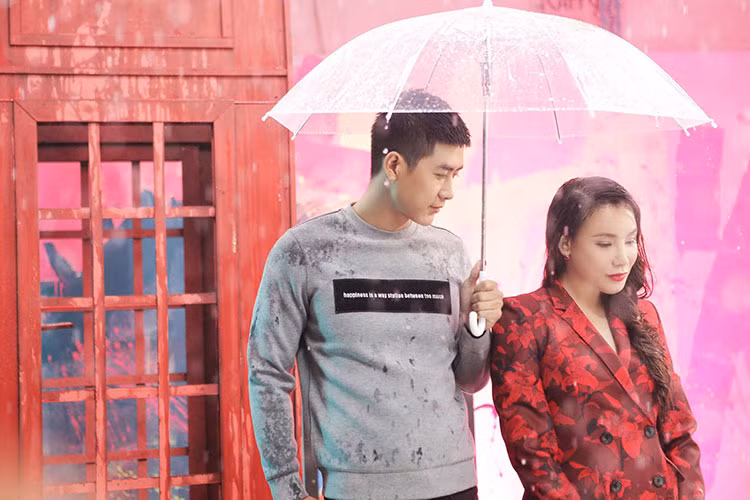 Hình ảnh nam người mẫu 8x trong MV của Hồ Quỳnh Hương ra mắt vào tháng 5/2018.