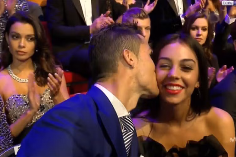 Hình ảnh Georgina hạnh phúc khi được bạn trai nổi tiếng hôn má ngay trên sóng truyền hình. Ảnh: Dailymail