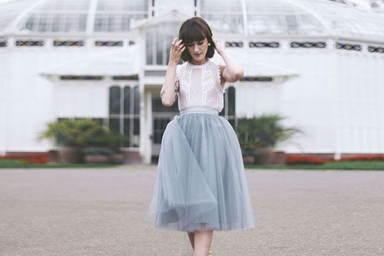 Bạn có thể phối váy tutu với hầu như mọi kiểu áo, áo thun và áo sơ mi, croptop để đi học hay đi làm, áo camisole hay áo kiểu cầu kỳ để đi tiệc. Váy tutu có thể hợp với cả giày cao gót và giày thể thao hay giày sandal nữa đó.