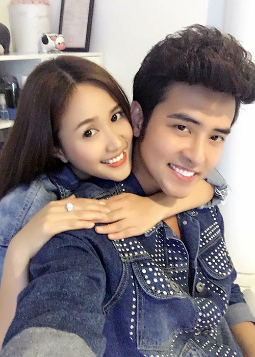 Vợ chồng Phương Hằng gặp nhau trong một lần diễn chung vào năm 2015. Hiện tại, cả hai muốn tận hưởng cuộc sống vợ chồng son thêm một hai năm nữa.