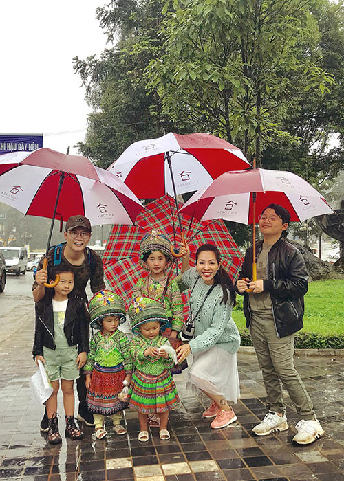 Sao Việt Hoàng Bách tranh thủ đưa vợ con đi chơi khi đến Sapa biểu diễn.