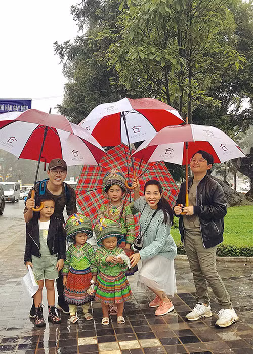 Sao Việt Hoàng Bách tranh thủ đưa vợ con đi chơi khi đến Sapa biểu diễn.