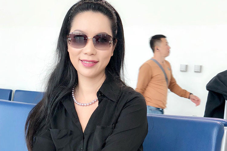 Trịnh Kim Chi đáp chuyến bay sang Thái Lan công tác.